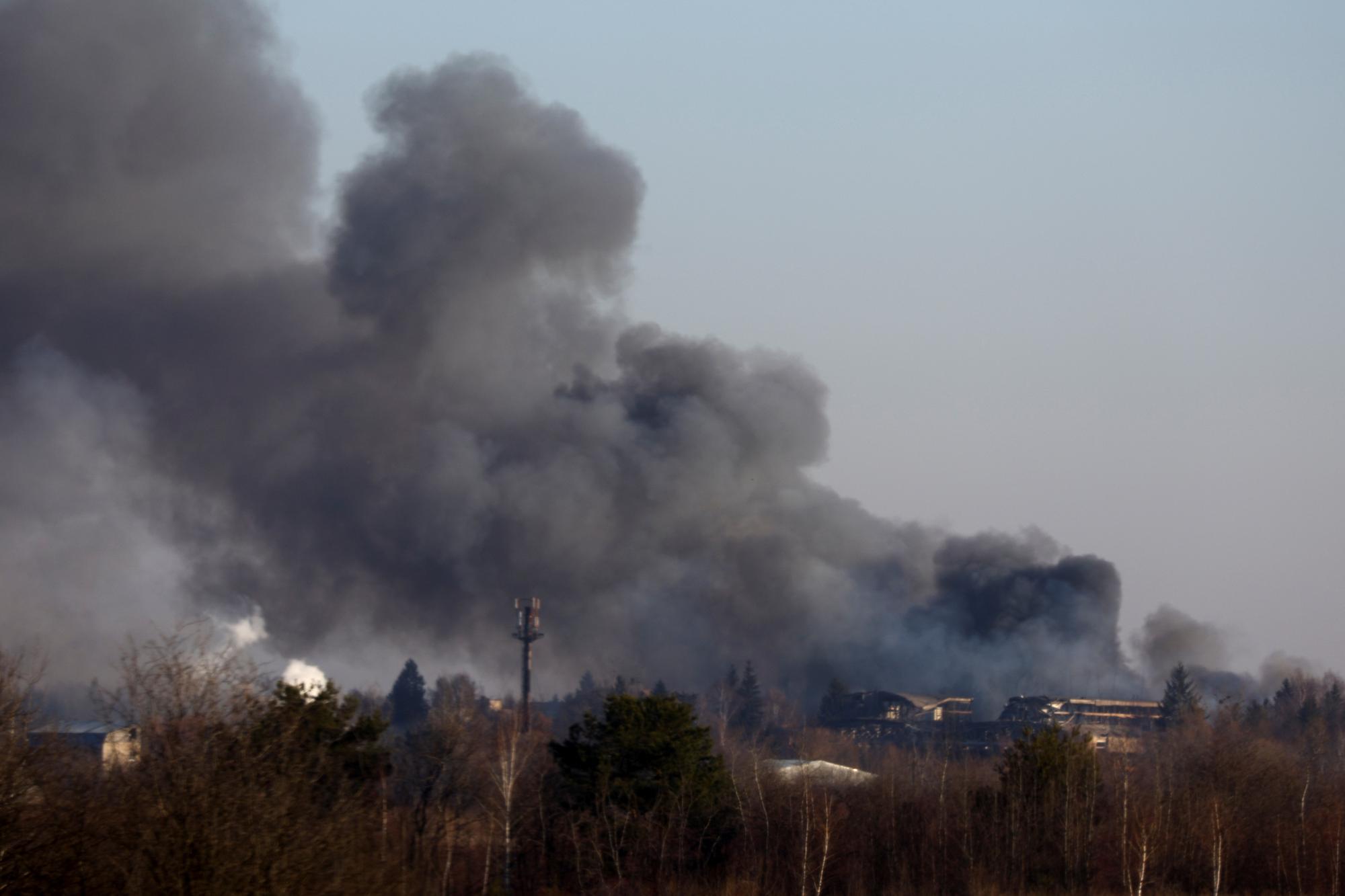 De la fumée s'élève de la zone de l'aéroport de Lviv. [Reuters - Kai Pfaffenbach]