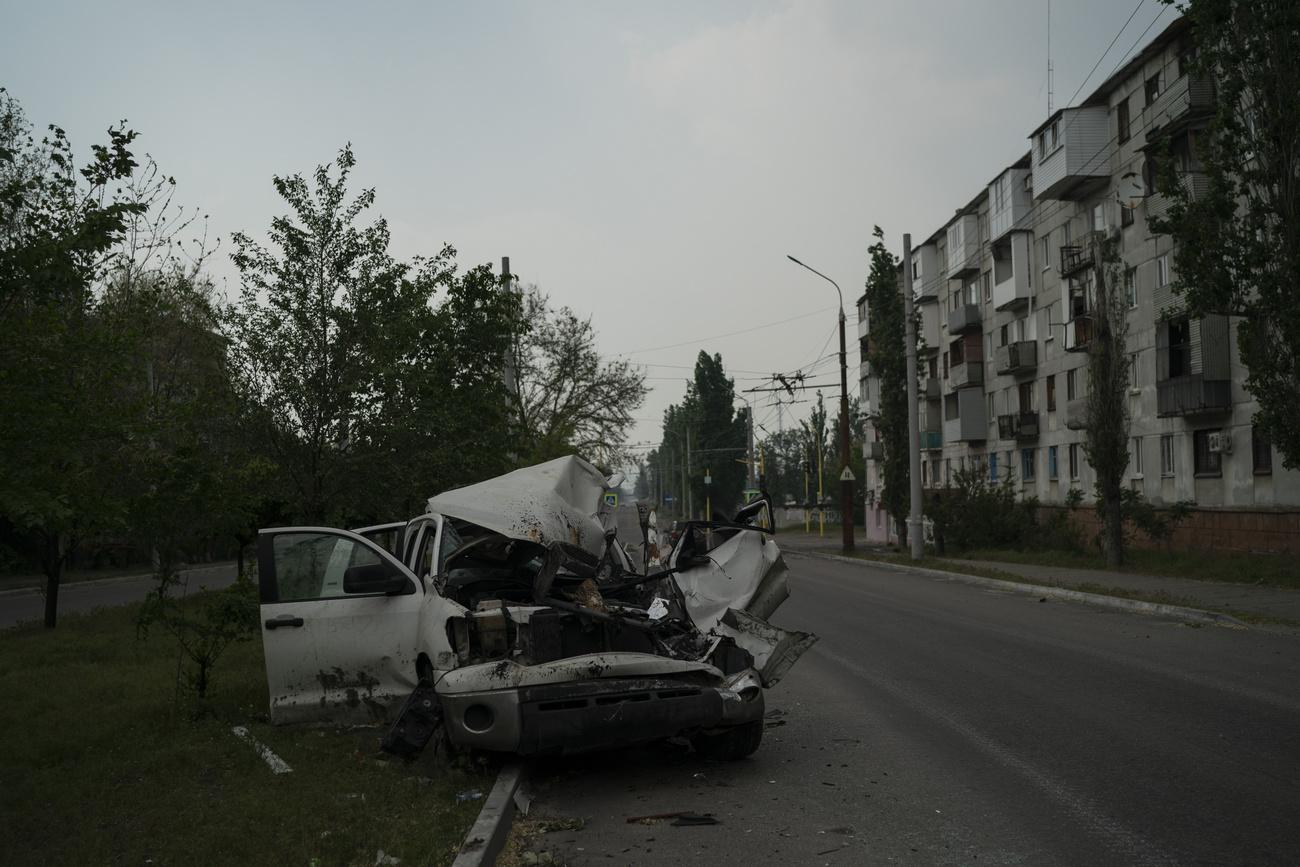 Une voiture endommagée à Severodonetsk. [Keystone - Leo Correa]
