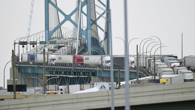 Le blocage du pont Ambassador reliant le Canada aux Etats-Unis par des manifestants opposés aux mesures sanitaires inquiète autorités et entreprises des deux côtés de la frontière. [Daniel Mears]