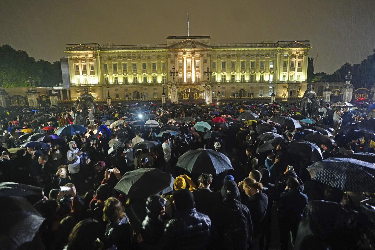La foule réunie jeudi soir devant Buckingham Palace. [Keystone - Victoria Jones/PA via AP]
