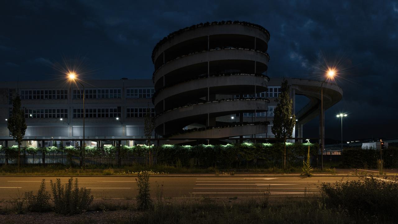 Une rue avec un faible éclairage nocturne (image d'illustration). [Keystone - Christian Beutler]