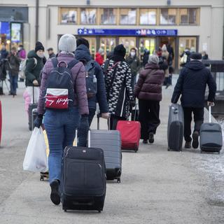 Des passagers arrivent dans le train Allegro reliant Saint-Pétersbourg à Helsinki, en Finlande, le 9 mars 2022. [EPA/KEYSTONE - Mauri Ratilainen]