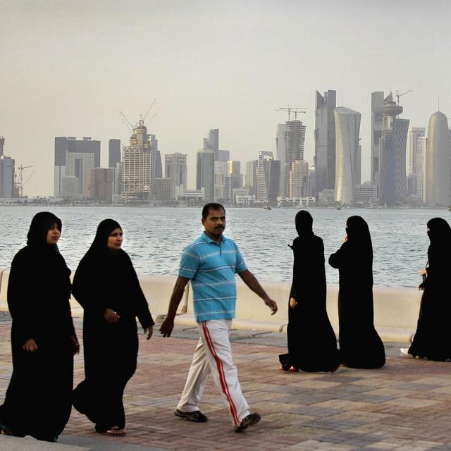 Promenade devant les gratte-ciel de Doha en avril 2012. Avec l'Arabie saoudite, le Qatar est le seul pays d'obédience wahhabite. Contrairement aux Saoudiennes, les Qatariennes sont autorisées à conduire et voyager seules et les non-musulmans peuvent consommer de l'alcool et du porc. [Keystone - KAMRAN JEBREILI]