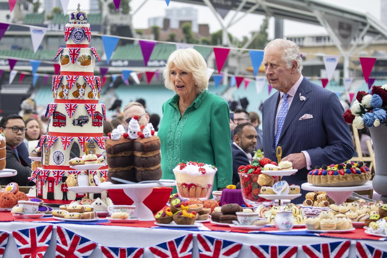 Le nouveau souverain britannique Charles III en compagnie de son épouse Camilla lors des célébrations du jubilé de platine de la reine Elizabeth II à Londres, le 5 juin 2022. [Keystone - EPA/TOLGA AKMEN]