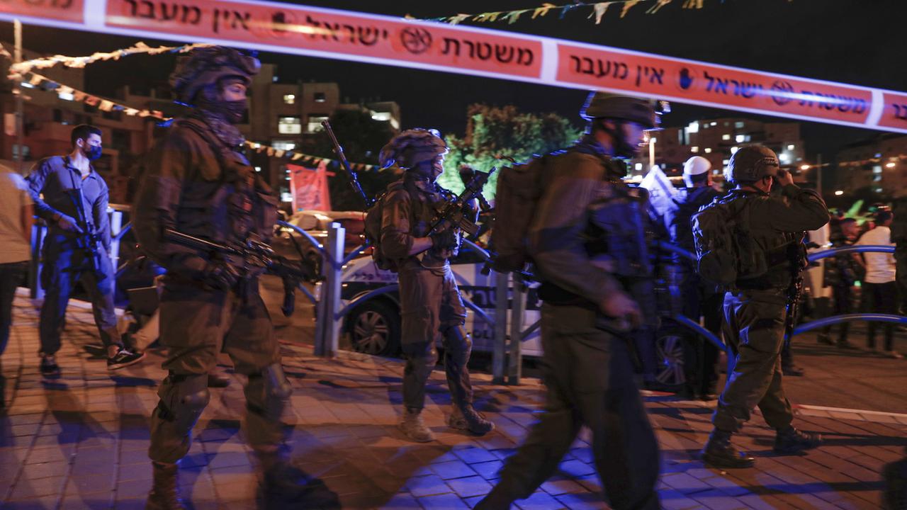 Les forces israéliennes déployées à Elad, près de Tel Aviv, après une attaque meurtrière contre des civils israéliens. [Keystone - EPA/ATEF SAFADI]