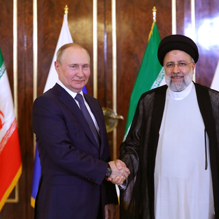 Vladimir Poutine a été reçu à son arrivée à Téhéran par le président Ebrahim Raisi. [EPA/Keystone]
