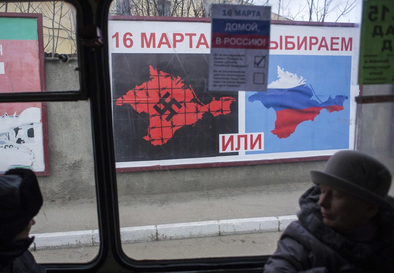 Une affiche en faveur de l'intégration de la Crimée à la Russie. Sevastopol, le 11 mars 2014. [KEYSTONE - ANDREW LUBIMOV]