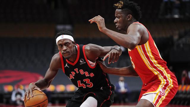 Clint Capela et les Hawks ont dû s'avouer vaincus face aux Raptors. [Frank Gunn/The Canadian Press]