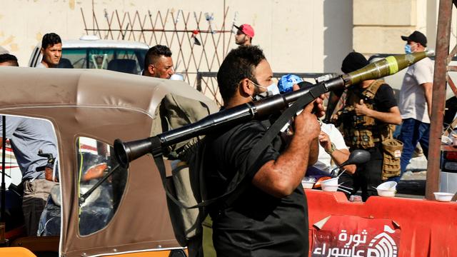 Des combattants pro-Moqtada Sadr près de la Zone Verte à Bagdad. [Reuters - Thaier Al-Sudani]