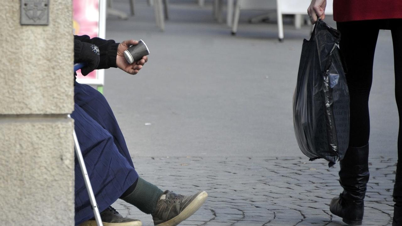 Une mendiante rom mendie dans le centre de Lausanne, photographiée le mercredi 5 janvier 2011. [keystone - Dominic Favre]