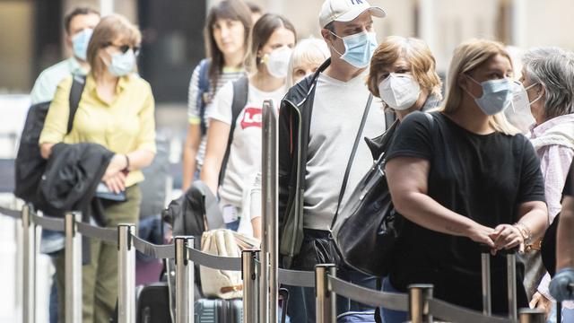 Une centaine de passagers en transit vers Shangai, en Chine, sont bloqués depuis dimanche soir à l'aéroport de Zurich (image d'illustration) [Keystone - Ennio Leanza]