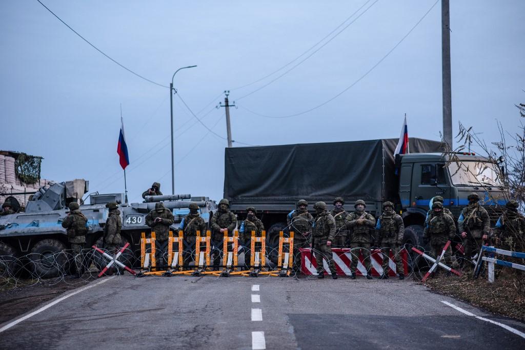 Route barrée par les soldats russes de maintien de la paix près de Stepanakert, 24.12.2022. [AFP - Davit Ghahramanyan]