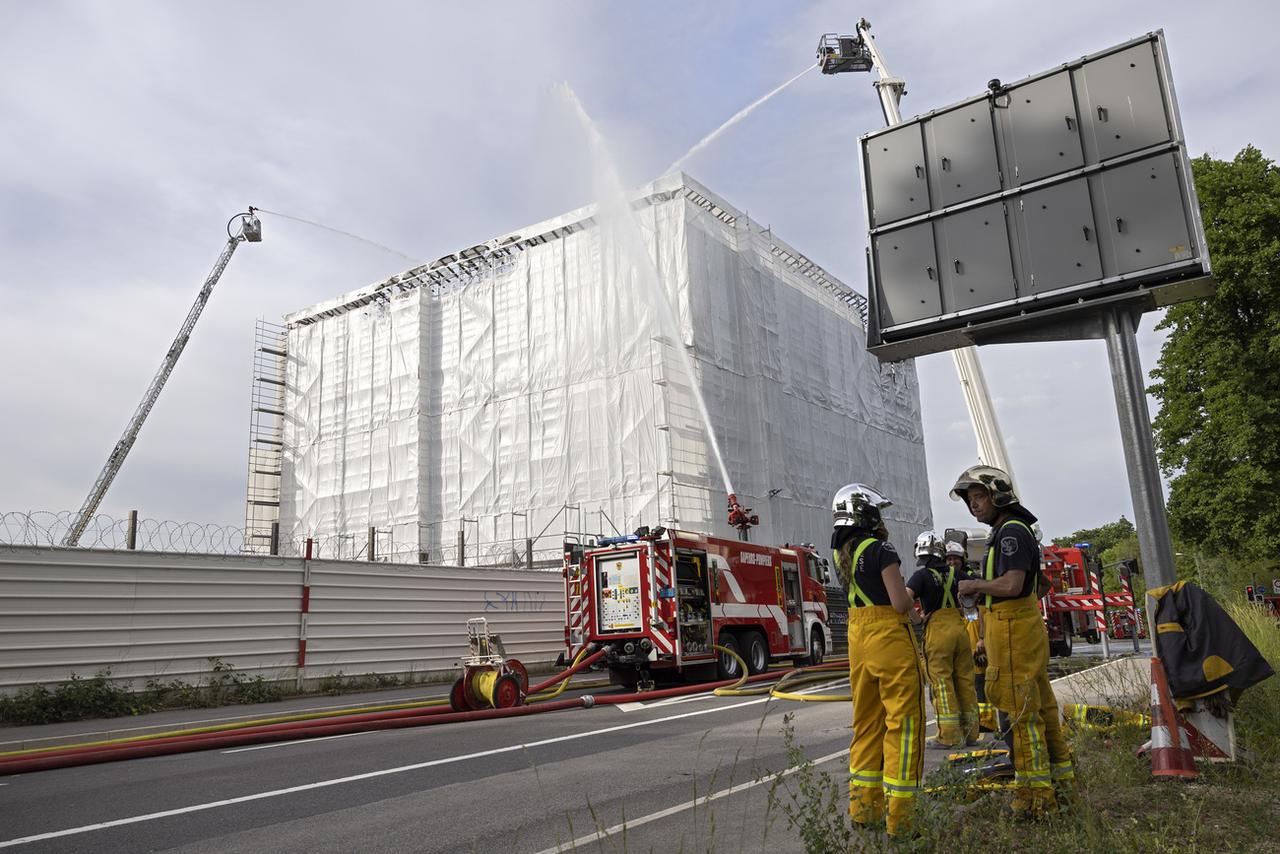 Le feu se serait déclaré au dernier étage du chantier du nouveau centre d'accueil de requérants d'asile et serait lié à à des matériaux d'isolation. [Keystone - Salvatore Di Nolfi]