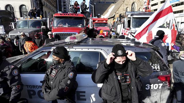 Les manifestations d'opposants aux mesures sanitaires sont entrées dimanche dans leur 10e jour à Ottawa, où le maire a proclamé l'état d'urgence. [Nathan Denette]