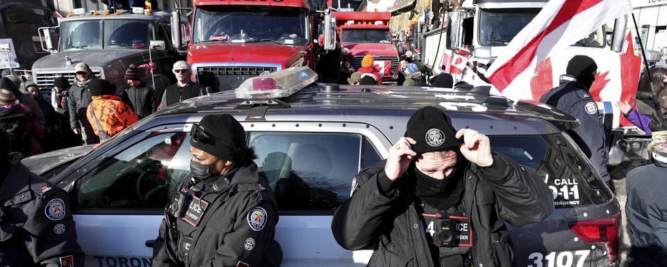 Les manifestations d'opposants aux mesures sanitaires sont entrées dimanche dans leur 10e jour à Ottawa, où le maire a proclamé l'état d'urgence. [Nathan Denette]