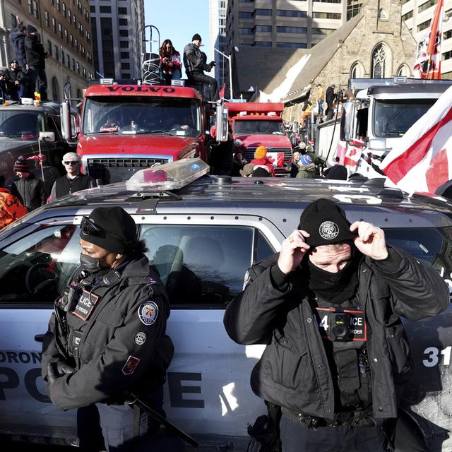 Les manifestations d'opposants aux mesures sanitaires sont entrées dimanche dans leur 10e jour à Ottawa, où le maire a proclamé l'état d'urgence. [Nathan Denette]