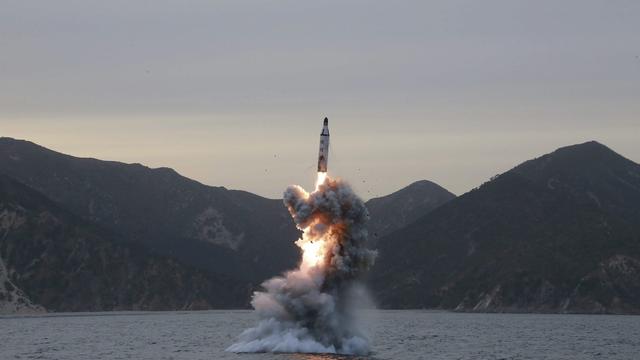 Une photo non datée publiée le 24 avril 2016 par l'Agence centrale de presse nord-coréenne (KCNA) montre un "tir d'essai sous-marin de missile balistique de sous-marin stratégique" effectué dans un lieu non divulgué en Corée du Nord. [KEYSTONE/EPA/KCNA]