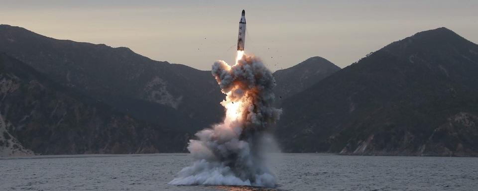 Une photo non datée publiée le 24 avril 2016 par l'Agence centrale de presse nord-coréenne (KCNA) montre un "tir d'essai sous-marin de missile balistique de sous-marin stratégique" effectué dans un lieu non divulgué en Corée du Nord. [KEYSTONE/EPA/KCNA]