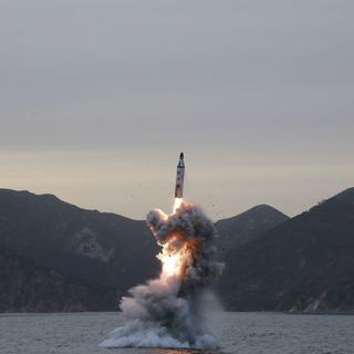 Une photo non datée publiée le 24 avril 2016 par l'Agence centrale de presse nord-coréenne (KCNA) montre un "tir d'essai sous-marin de missile balistique de sous-marin stratégique" effectué dans un lieu non divulgué en Corée du Nord. [KEYSTONE/EPA/KCNA]