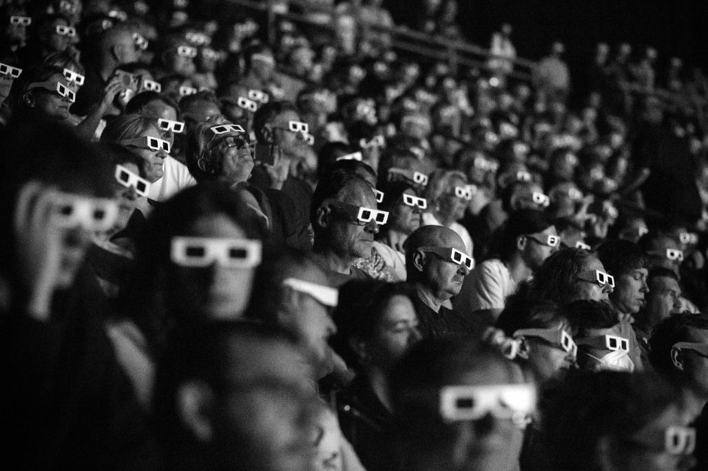 Des spectateurs avec des lunettes 3D lors du concert du groupe allemand Kraftwerk à l'Arena de Genève, dans le cadre du Festival Antigel, le 11 mai 2022. [DR - Aude Hänni/Antigel 2022]