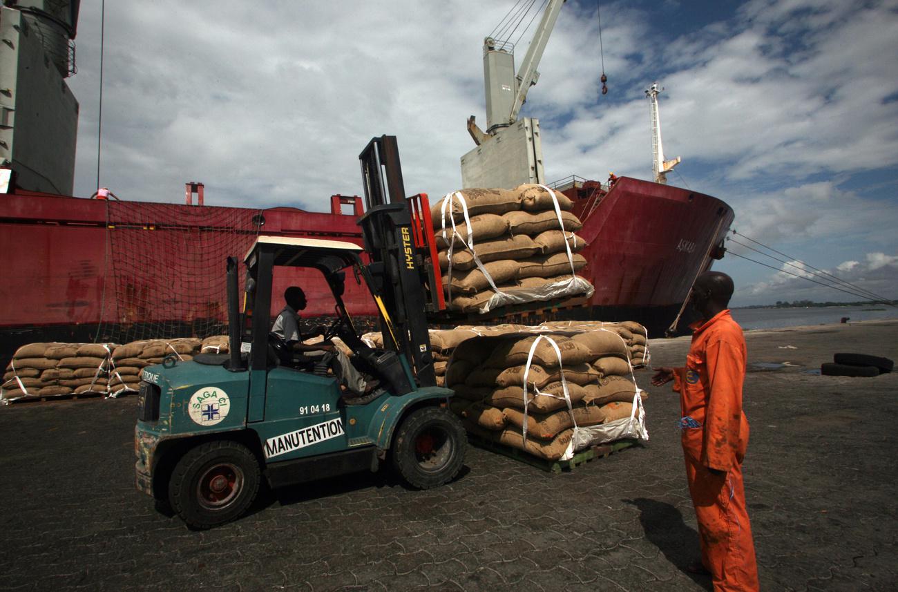 Des sacs de cacao entassés pour le fret dans le port d'Abidjian, en Côte d'Ivoire. [AP/Keystone - Emanuel Ekra]