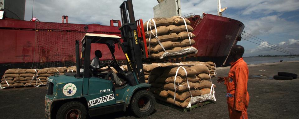 Des sacs de cacao entassés pour le fret dans le port d'Abidjian, en Côte d'Ivoire. [AP/Keystone - Emanuel Ekra]