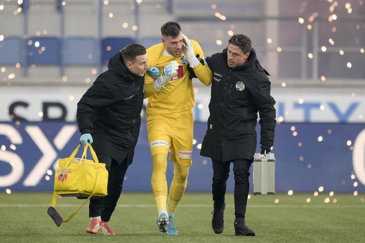 Le kop lausannois a jeté des fusées sur le terrain, à proximité du portier lucernois, Marius Muller. [Martin Meienberger/freshfocus - Martin Meienberger]