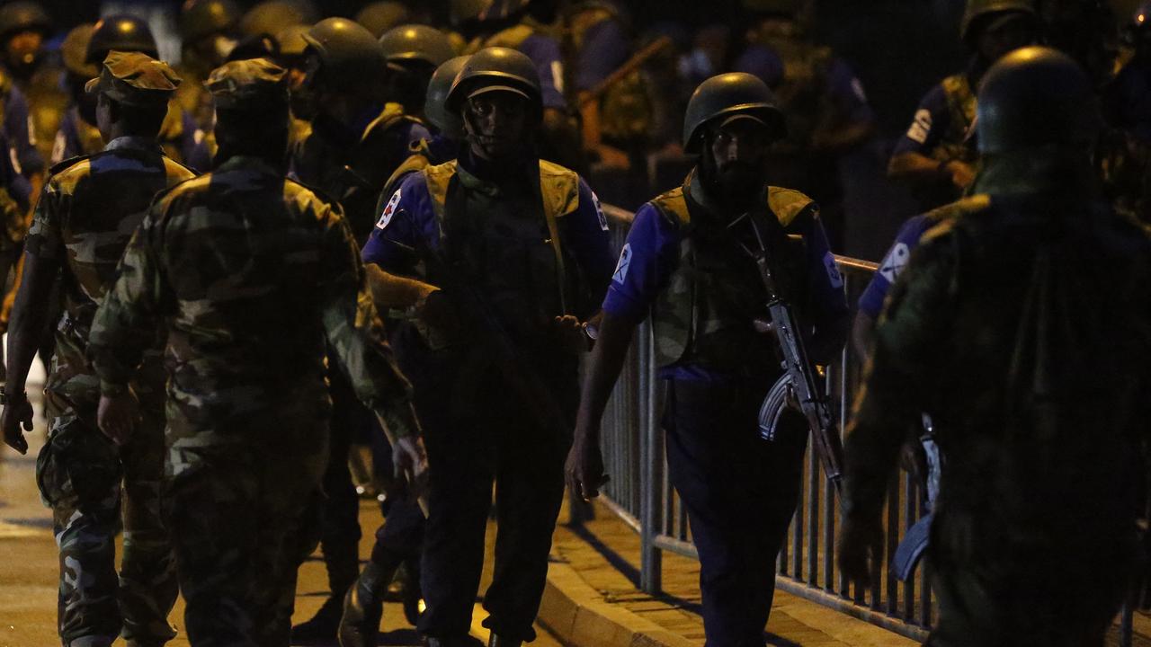 Des centaines de soldats et de policiers sri-lankais ont démantelé tôt vendredi matin le principal camp de manifestants antigouvernementaux à Colombo. [Pradeep Dambarage]