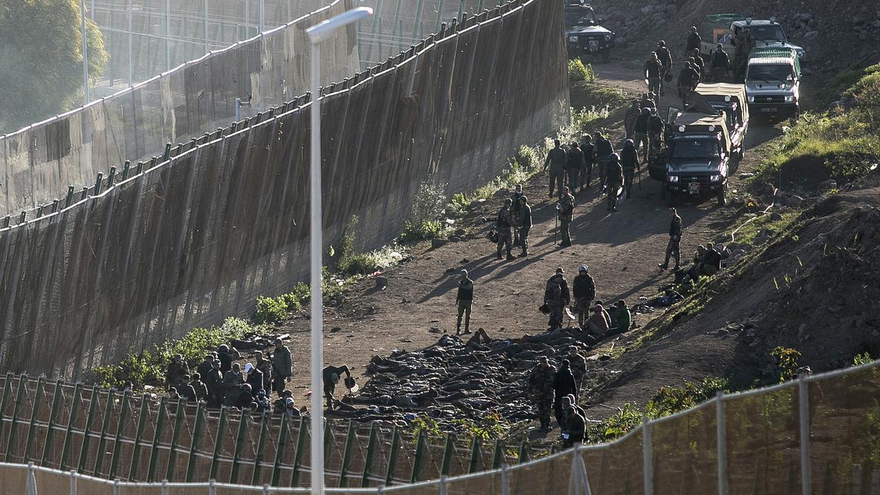 Plus de 400 migrants tentent d'entrer dans l'enclave espagnole de Melilla depuis le Maroc. [Keystone - Javier Bernardo]