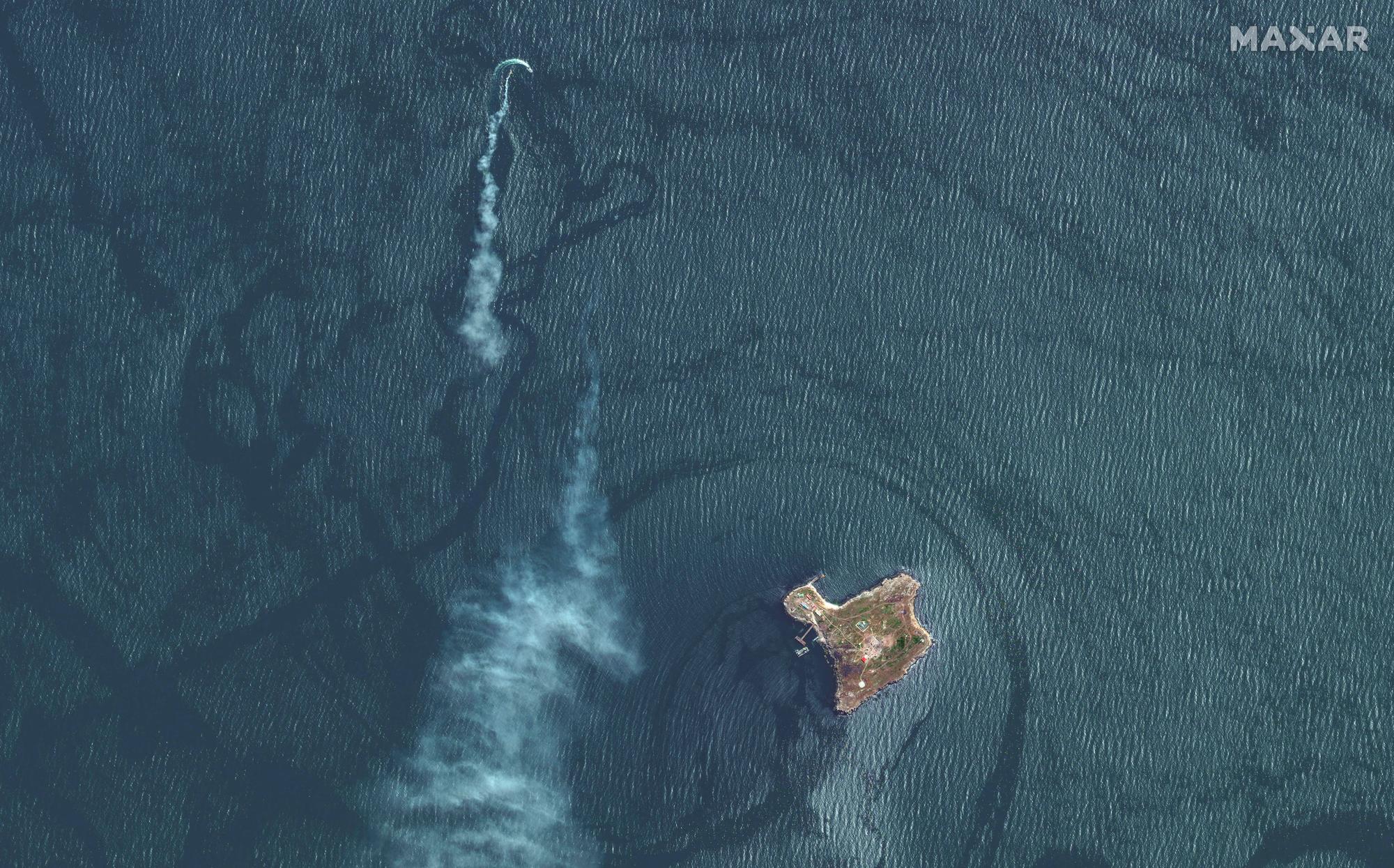 Une image satellite montre un navire de ravitaillement russe en flammes au large de Snake Island. [Reuters - Maxar Technologies/Handout]