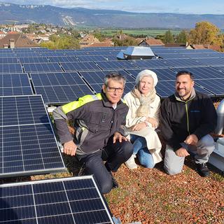 De gauche à droite Stéphane Jacquemier , Corinne Authouart et Carlos Rodrigues Da Mota sur les toits végétalisés de l'écoquartier Gruvatiez à Orbe (VD). [RTS - X.Bloch]