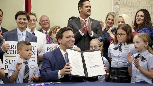 Ron DeSantis a signé lundi une loi interdisant d'enseigner des sujets en lien avec l'orientation sexuelle ou l'identité de genre. [keystone - Douglas R. Clifford]