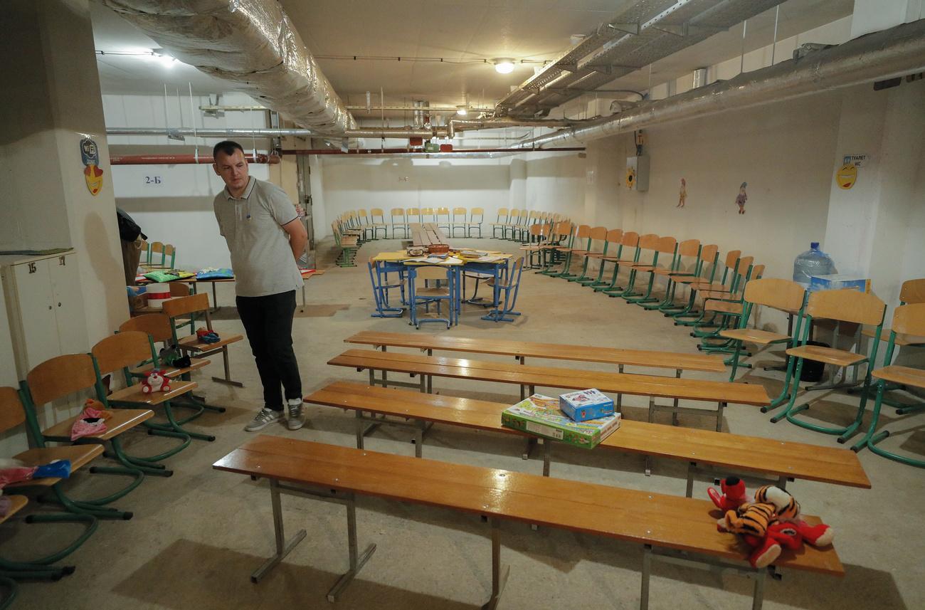 Un abri préparé pour accueillir des élèves dans une école de Kiev. [Keystone - Sergey Dolzhenko]