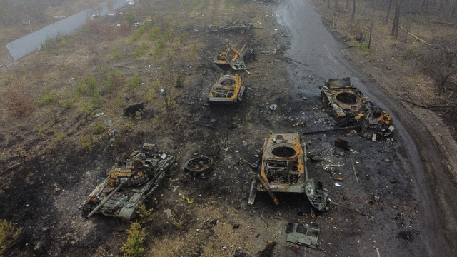 Chars russes embourbés et détruits dans la région de Kiev, 01.04.2022. [AFP - Ronaldo Schemidt]