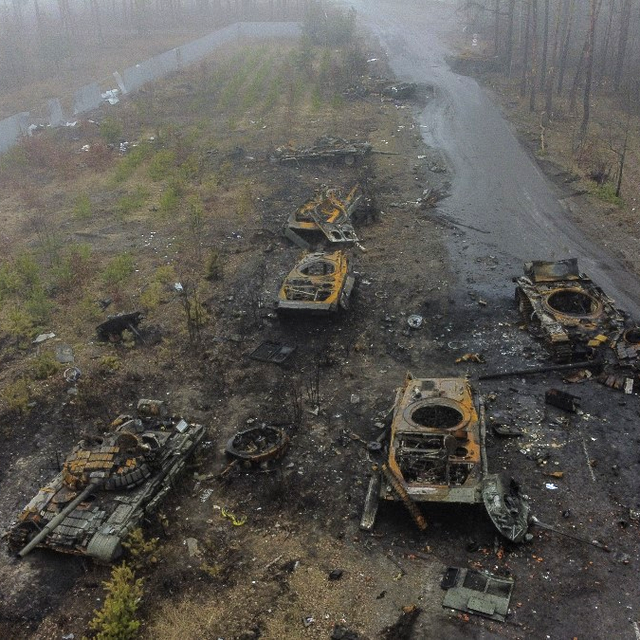 Chars russes embourbés et détruits dans la région de Kiev, 01.04.2022. [AFP - Ronaldo Schemidt]