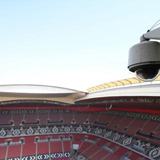 Une caméra hi-tech pour filmer les supporters du stade Al-Bayt à Doha pendant la coupe du monde de football 2022 [AFP - Gabriel Bouys]