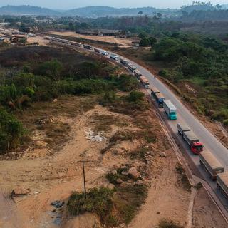 Une route vers Itaituba, dans l'Etat de Para, par laquelle sont acheminés les cargaisons de soja. [AFP - Nelson Almeida]