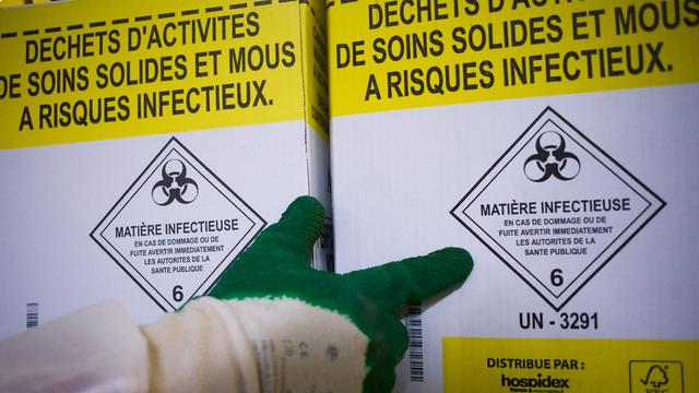 La pandémie de Covid-19 a provoqué des dizaines de milliers de tonnes de déchets sanitaires supplémentaires. Dans un rapport publié mardi à Genève, l'Organisation mondiale de la santé (OMS) appelle à améliorer la prise en charge de cette question. [HANS LUCAS VIA AFP - NATHAN LAINE]