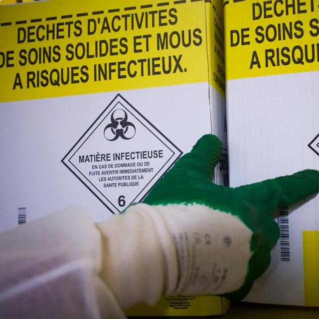 La pandémie de Covid-19 a provoqué des dizaines de milliers de tonnes de déchets sanitaires supplémentaires. Dans un rapport publié mardi à Genève, l'Organisation mondiale de la santé (OMS) appelle à améliorer la prise en charge de cette question. [HANS LUCAS VIA AFP - NATHAN LAINE]