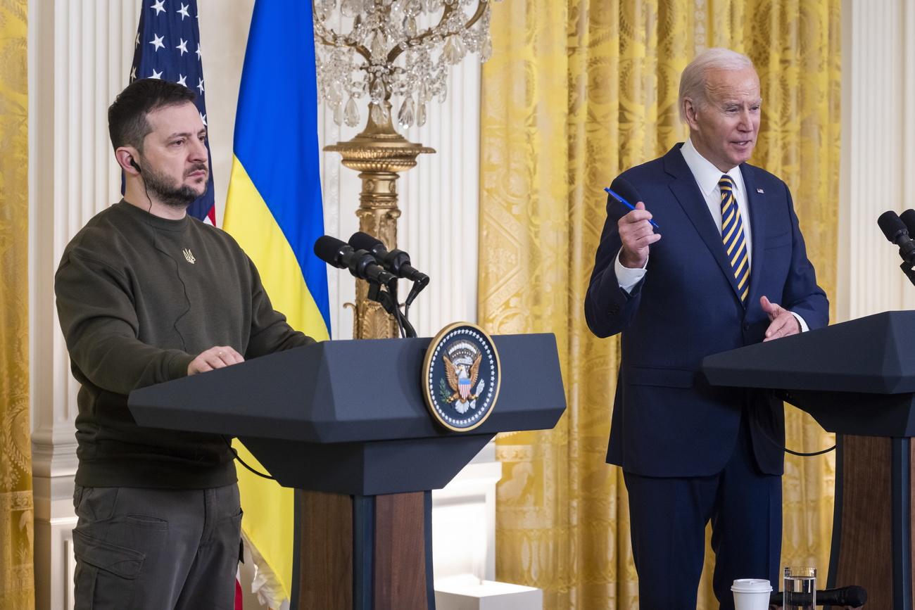 Le président ukrainien a notamment rencontré son homologue américain Joe Biden lors de son premier voyage à l'étranger depuis le début de la guerre. [KEYSTONE - EPA/JIM LO SCALZO]
