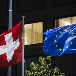 Un drapeau suisse et un drapeau européen. [Keystone - Michael Buholzer]