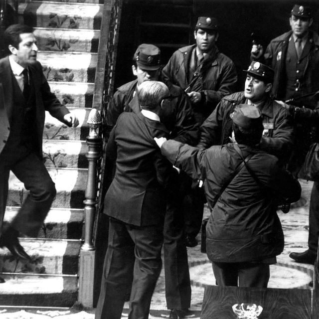 Une photo datée du 23 février 1981 montre le Premier ministre espagnol de l'époque, Adolfo Suarez (G), courant pour aider le vice-Premier ministre Manuel Gutierrez Mellado (centre gauche, dos à la caméra) lors d'une tentative de coup d'État à l'intérieur du Parlement espagnol à Madrid, en Espagne. [EPA/KEYSTONE - Manuel Hernandez de Leon]