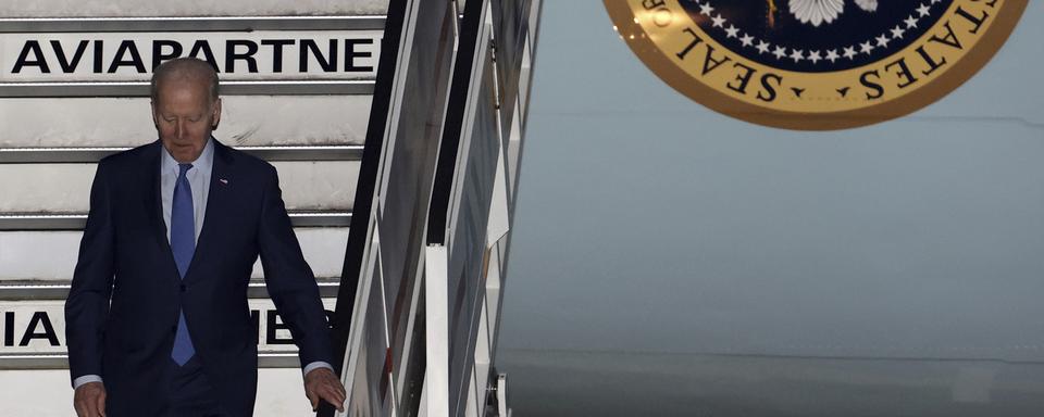 Le président américain Joe Biden à son arrivée à l'aéroport militaire de Bruxelles, le 23 mars 2022. [AP/Keystone]