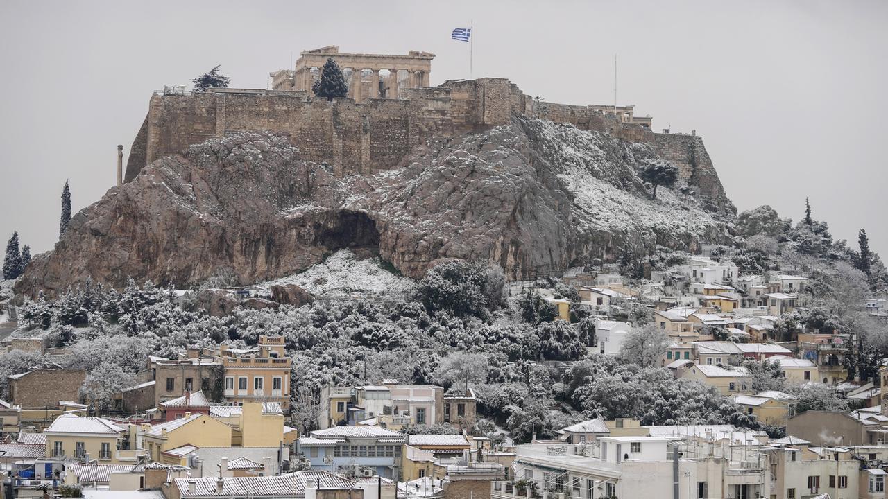 La neige a recouvert lundi une grande partie de la Grèce, jusqu'à l'île méridionale de Crète, en raison d'une vague de froid avec des températures qui sont parfois descendues à -14 degrés Celsius, provoquant coupures de courant et de routes. [KEYSTONE - THANASSIS STAVRAKIS]