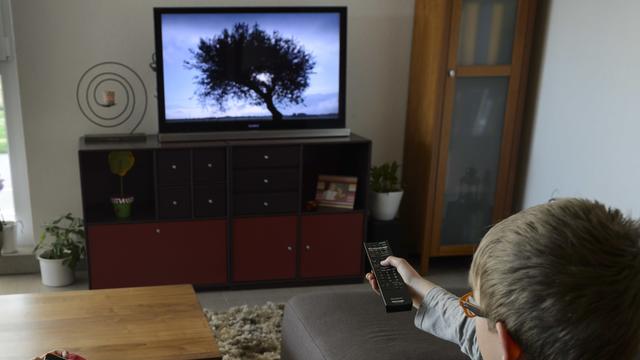 Des enfants regardent la télé. [Keystone - Laurent Gillieron]