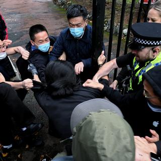 Agression d’un manifestant hongkongais dans le consulat chinois à Manchester. [reuters - Matthew Leung]