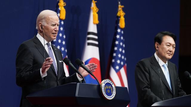 Les présidents américain Joe Biden et sud-coréen Yoon Suk-yeol lors d'une conférence de presse à Séoul. [Keystone/AP Photo - Evan Vucci]