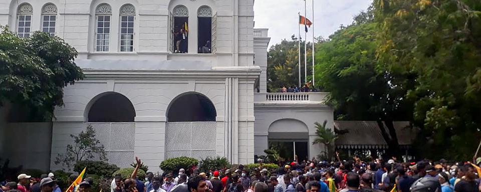 Des manifestants devant le palais présidentiel à Colombo. [AFP]