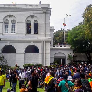 Des manifestants devant le palais présidentiel à Colombo. [AFP]