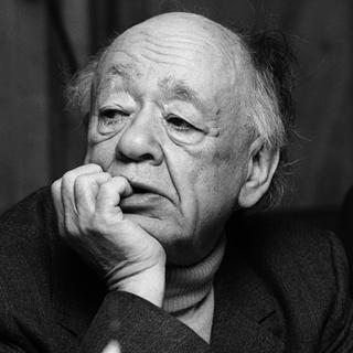 Eugene Ionesco, auteur français de Roumanie et figure de proue du théâtre de l'absurde, participe à une contre-conférence de la CSCE à Berne, en Suisse, en avril 1986. [KEYSTONE - Str]